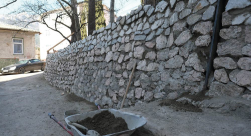 Moloz taş duvar, moloz taş duvar çeşitleri nelerdir, moloz taş duvar hangi renk seçilmeli, moloz taş duvar yapımında nelere dikkat edilmelidir.