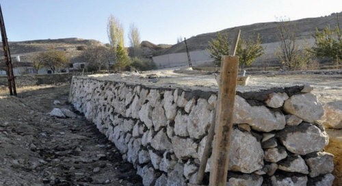 Moloz taş duvar, moloz taş duvar çeşitleri nelerdir, moloz taş duvar hangi renk seçilmeli, moloz taş duvar yapımında nelere dikkat edilmelidir.